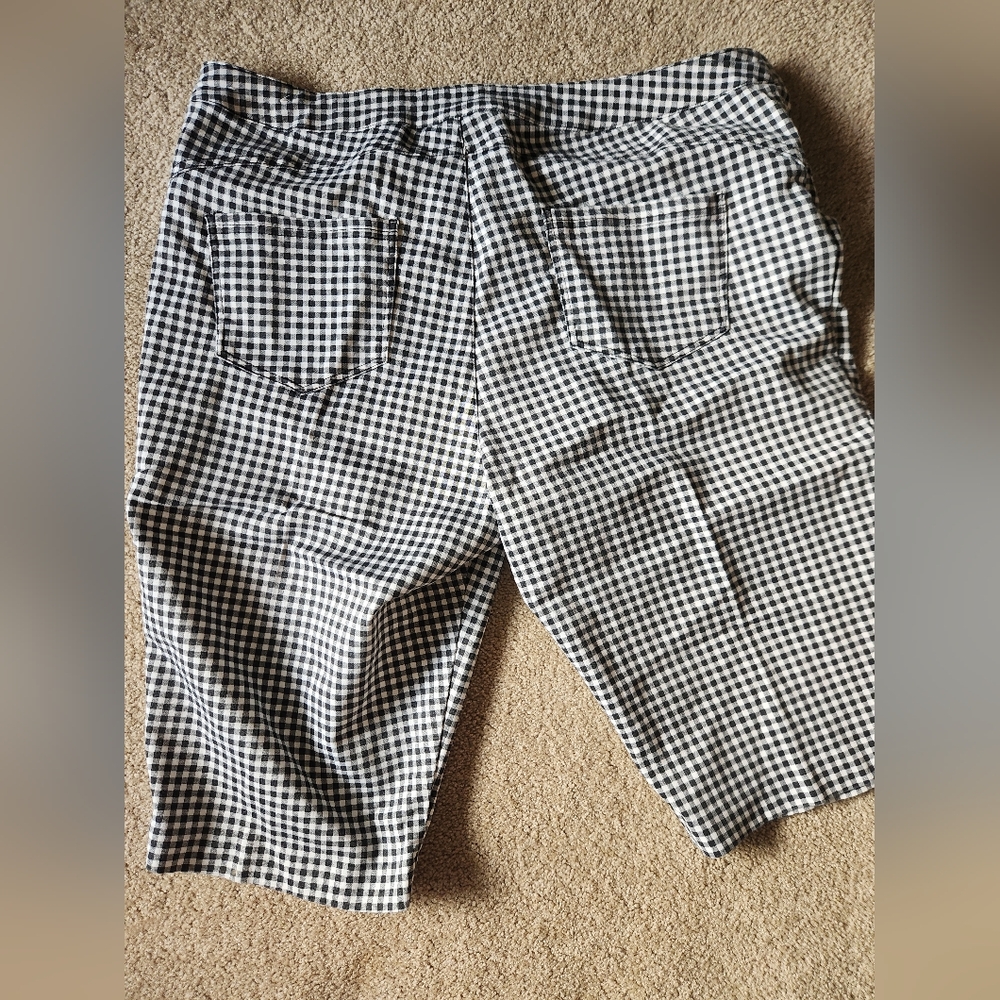 CJ Banks Black and White Checkered Women Shorts Size 20W - Picture 2 of 5